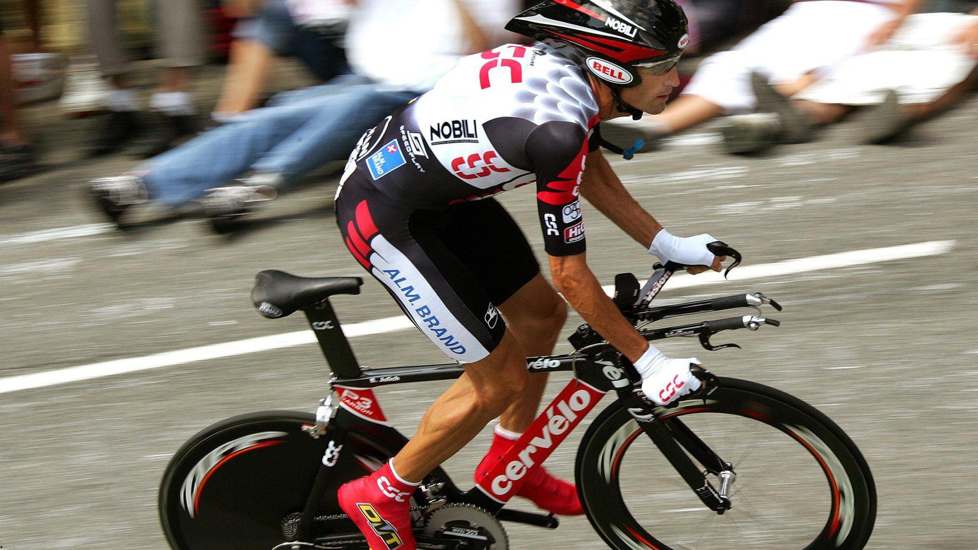 皇家马德里主场大胜巴塞罗那,西甲争冠形势再起波澜