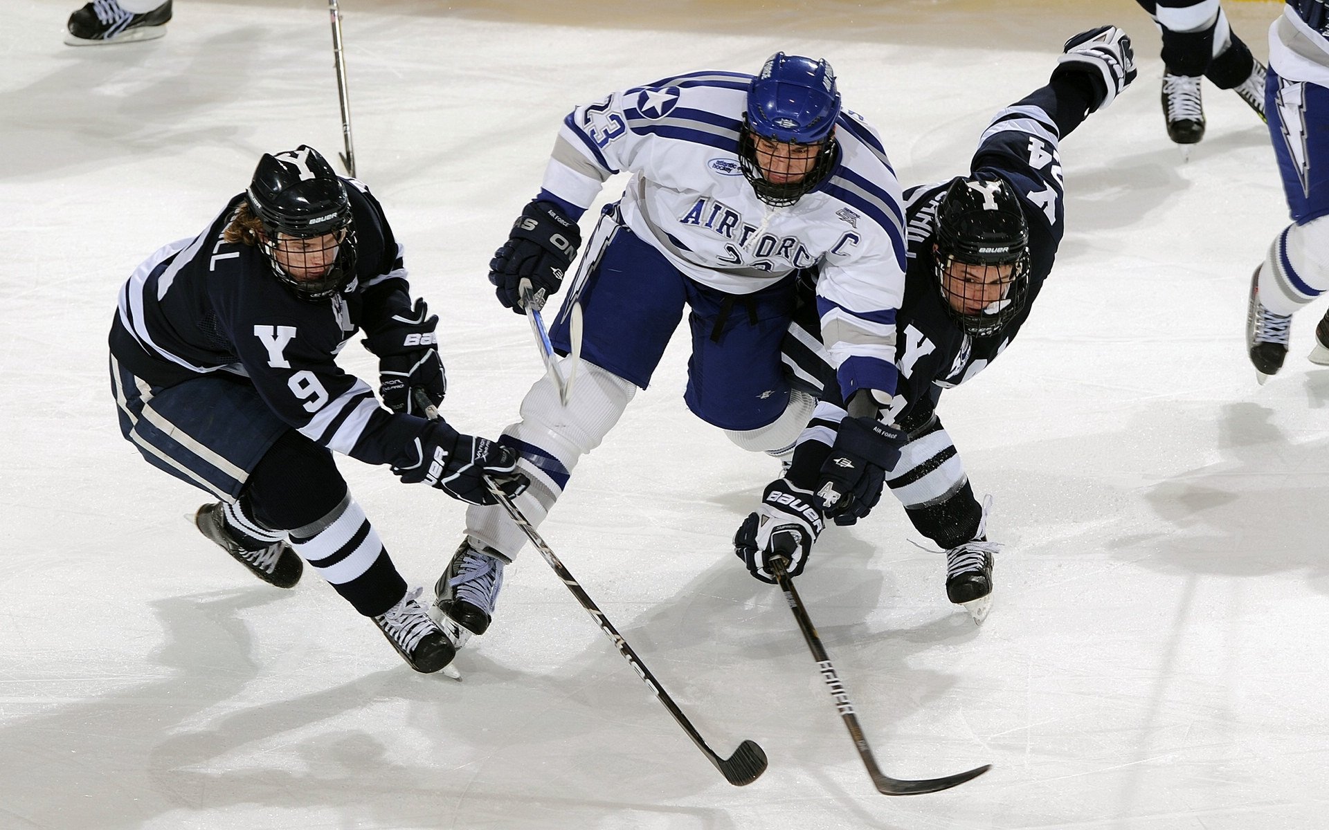 英超联赛激战正酣,曼城逆转利物浦登顶积分榜